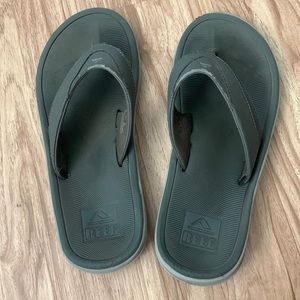 Reef gray flip flops, men’s size 8